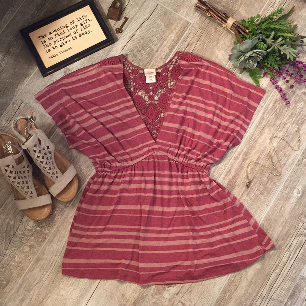 Lace back pink/red tee